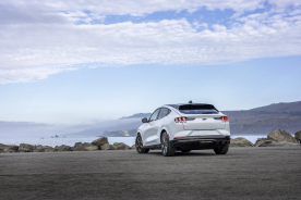 Conoce el nuevo Mustang Mach-E 2026 con paquete California Special y Navy Pier.